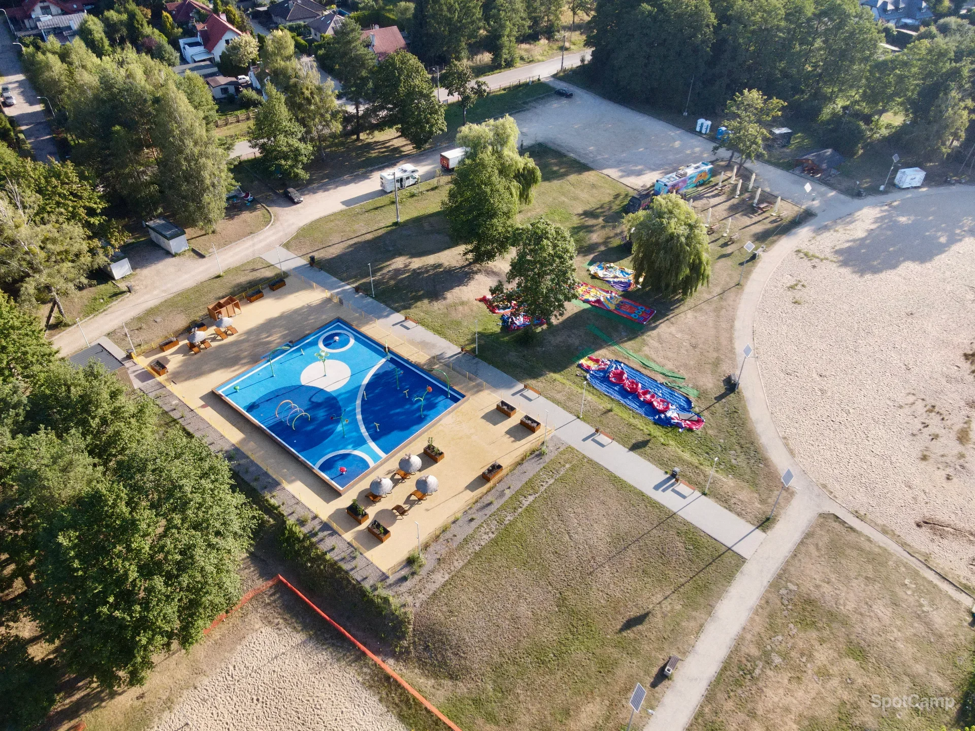 Kemping Parking przy jeziorze Blachownia w Cegielnia