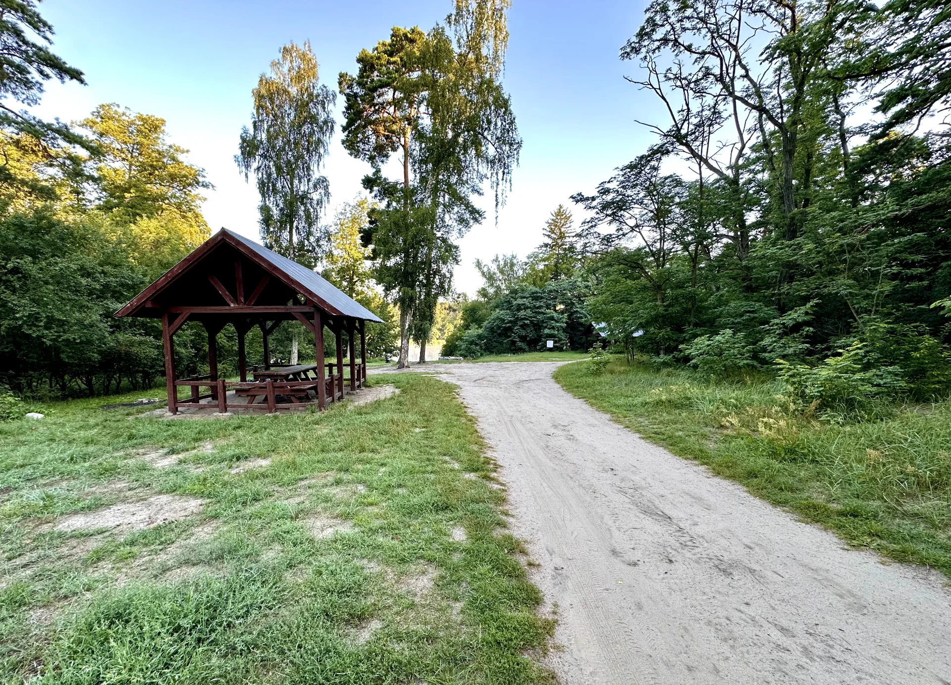 Dzikie miejscówki Parking nad jeziorem Łuba w Łuba Druga — 2